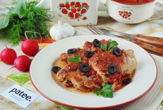 Курица в вине с помидорами и маслинами