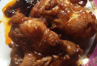 Курица жареная в мультиварке в сладком, медово-томатном соусе с черносливом.