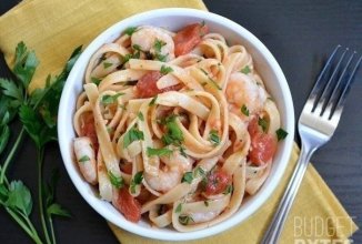 Паста с креветками и томатами
