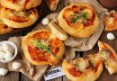 Пиццетты с ветчиной и моцареллой