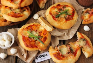 Пиццетты с ветчиной и моцареллой