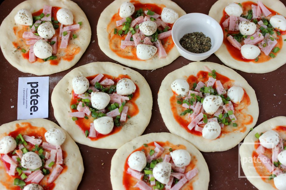 Пиццетты с ветчиной и моцареллой - Шаг 8