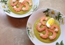 Крем-суп со шпинатом и креветками.