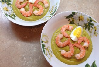 Крем-суп со шпинатом и креветками.