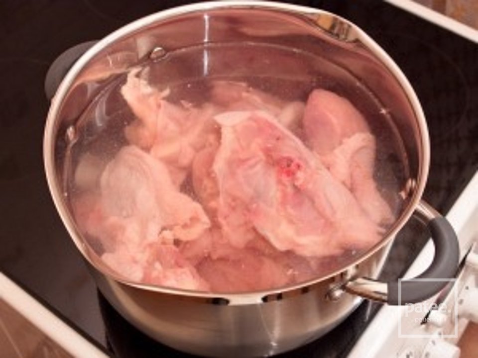 Сколько варить курицу после закипания воды. Курица в кастрюле. Мясо в кастрюле. Курица варится. Курица в воде в кастрюле.