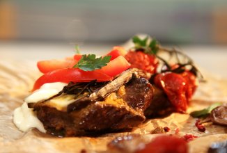 Говяжьи медальоны с запечёнными баклажанами