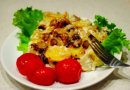 Картофель с шампиньонами в сметанном соусе.