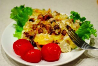 Картофель с шампиньонами в сметанном соусе.