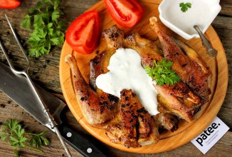 Цыплёнок табака со сметанно-чесночным соусом