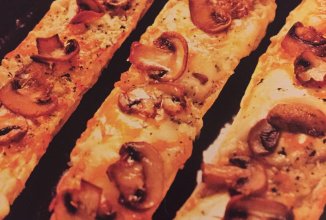 Пицца "4 сыра" с грибами.