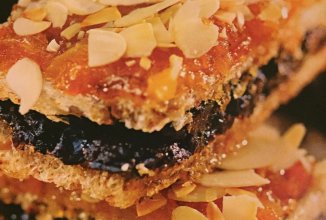 Слойка из хлебцев с сухофруктами.