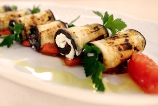 Рулетики из обжаренных баклажанов с творожным сыром