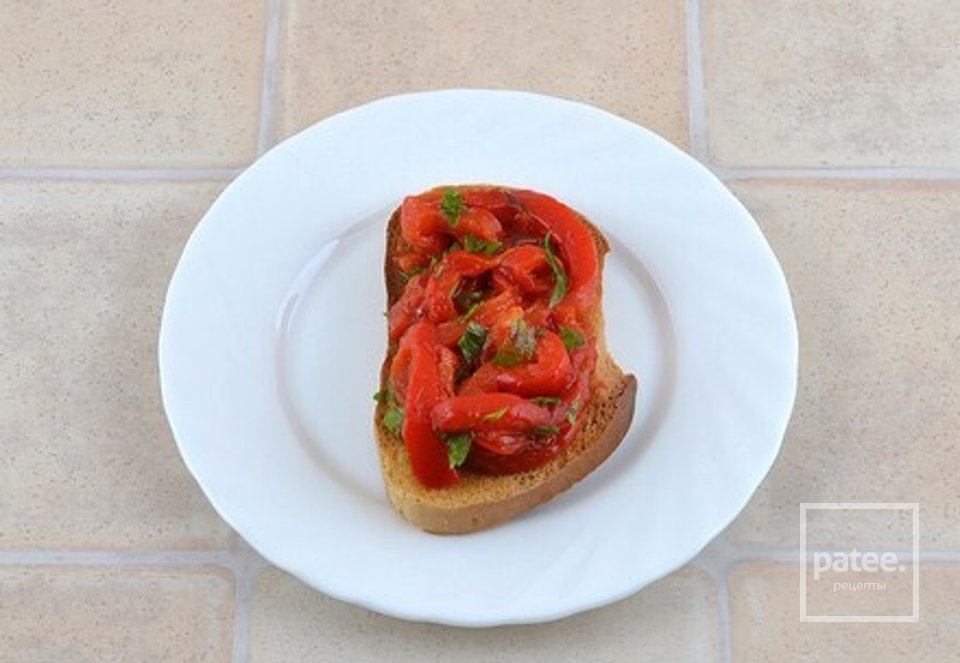Бутерброды с печеными перцами и сыром Фета. - Шаг 8