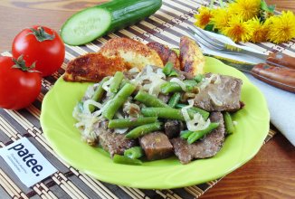 Печень с луком и зеленой фасолью
