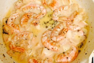 Спагетти с морепродуктами,тушенные в вине и сливках!