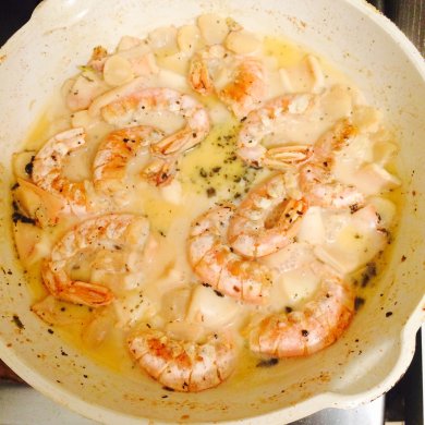 Спагетти с морепродуктами,тушенные в вине и сливках!