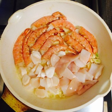 Спагетти с морепродуктами,тушенные в вине и сливках! - Шаг 2