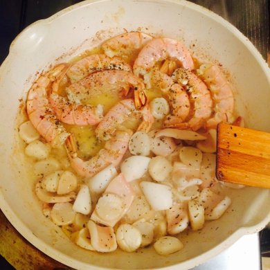 Спагетти с морепродуктами,тушенные в вине и сливках! - Шаг 3