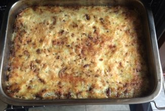 Картофельная запеканка из говяжьего фарша и грибами.