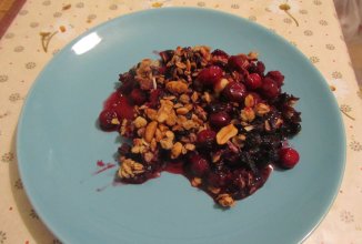 Запеченные ягоды с мюсли