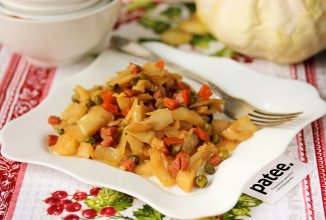 Капуста тушеная с колбасой и горошком в мультиварке