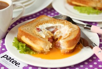 Бутерброды с яйцом и колбасой на сковороде