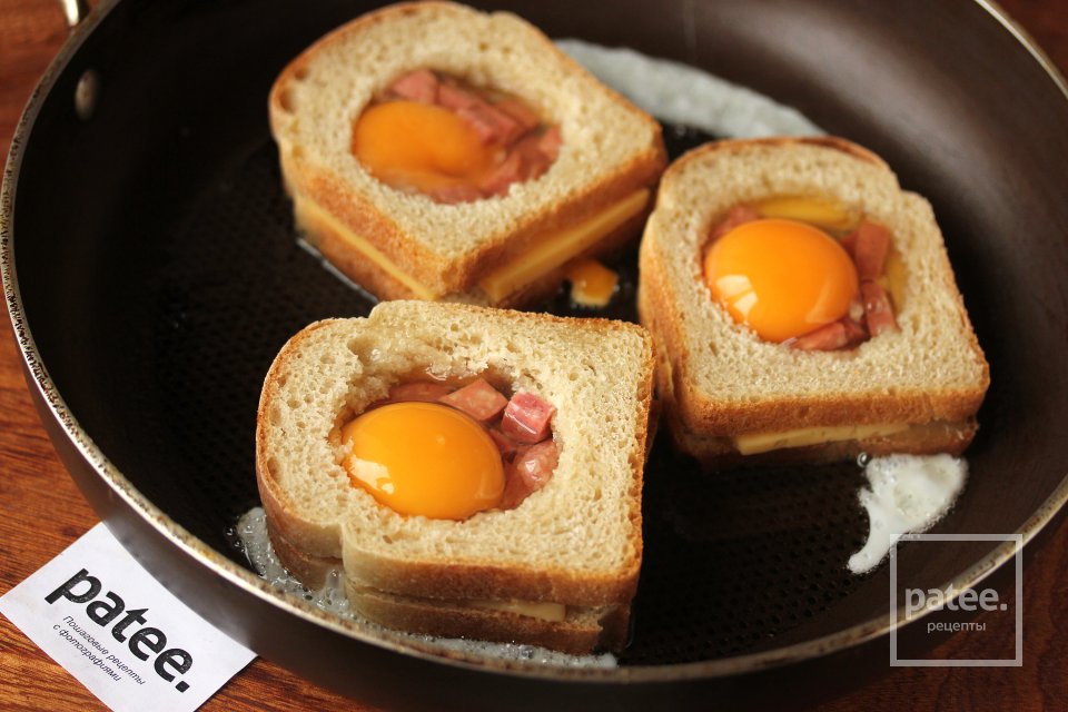 Бутерброды с яйцом и колбасой на сковороде - Шаг 9