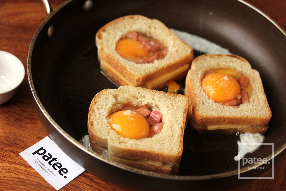 Бутерброды с яйцом и колбасой на сковороде - Шаг 10