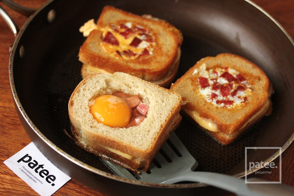Бутерброды с яйцом и колбасой на сковороде - Шаг 11