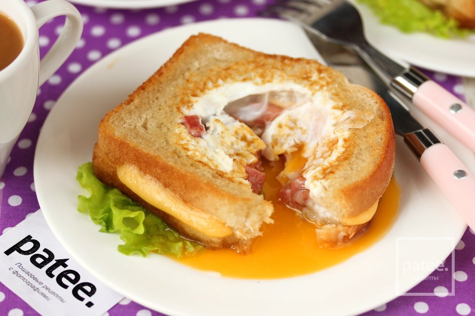Бутерброды с яйцом и колбасой на сковороде - Шаг 15