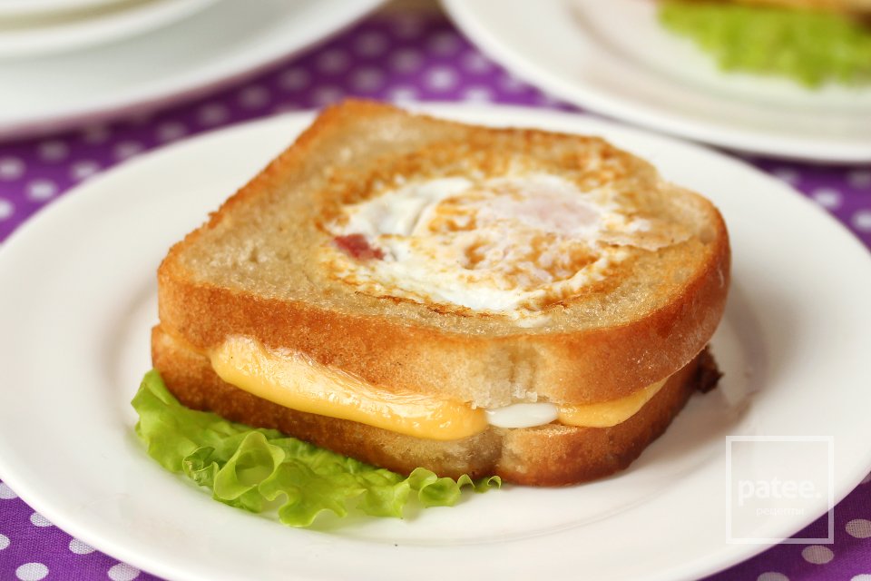 Бутерброды с яйцом и колбасой на сковороде - Шаг 16