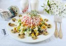 Салат с крабовыми палочками, маринованными грибами и сыром
