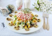 Салат с крабовыми палочками, маринованными грибами и сыром
