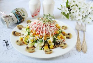 Салат с крабовыми палочками, маринованными грибами и сыром