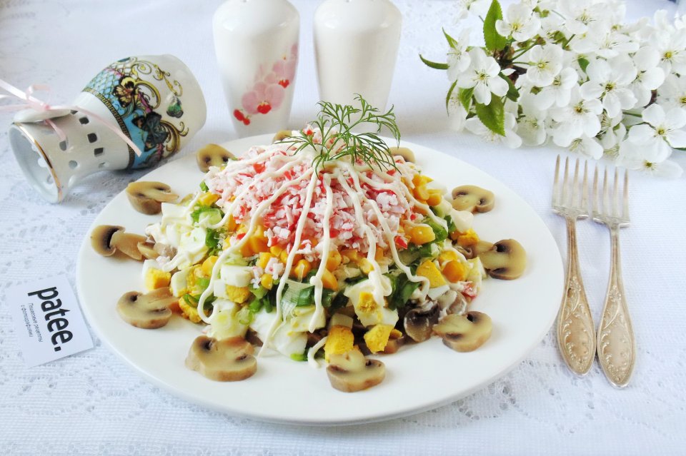 Салат с крабовыми палочками, маринованными грибами и сыром