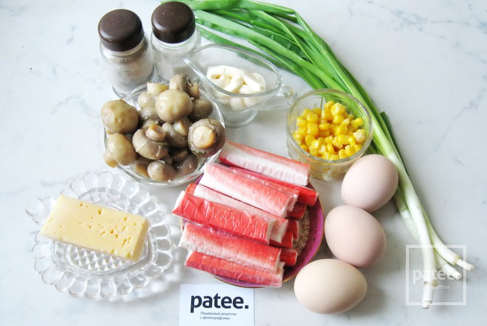 Салат с крабовыми палочками, маринованными грибами и сыром - Шаг 1