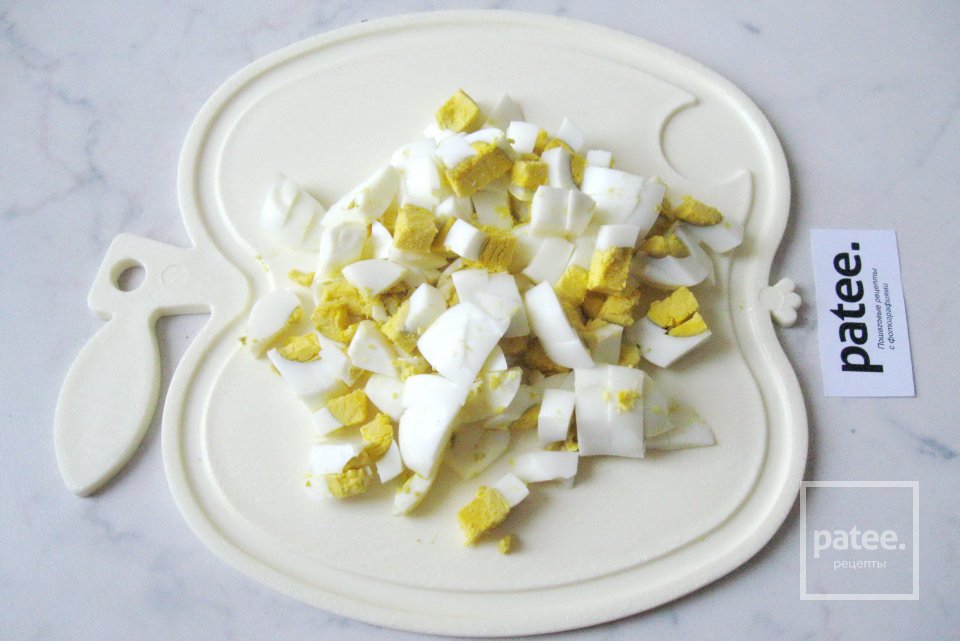 Салат с крабовыми палочками, маринованными грибами и сыром - Шаг 3