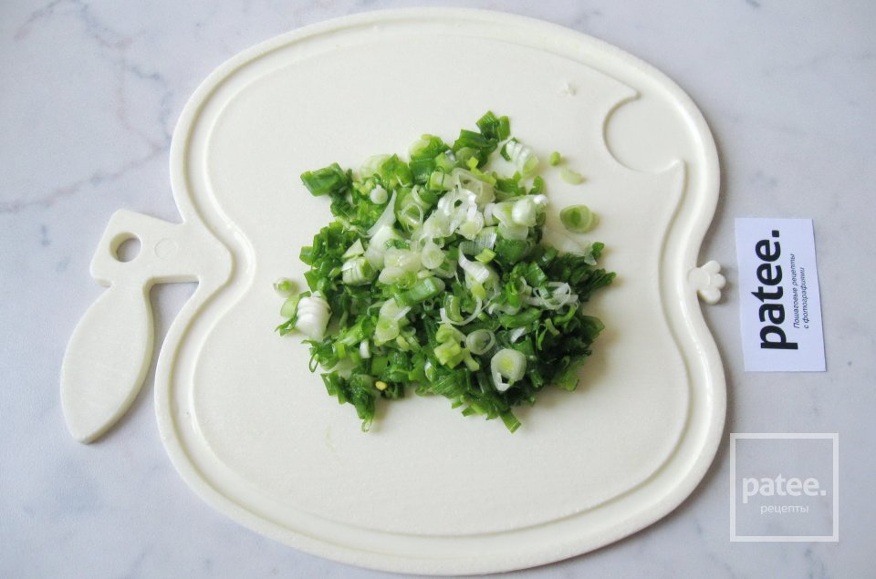 Салат с крабовыми палочками, маринованными грибами и сыром - Шаг 4