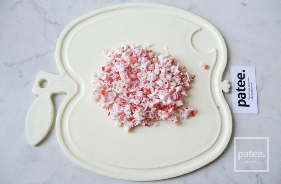 Салат с крабовыми палочками, маринованными грибами и сыром - Шаг 6