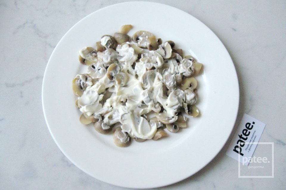 Салат с крабовыми палочками, маринованными грибами и сыром - Шаг 8