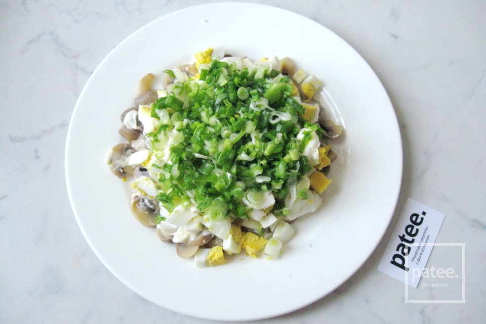 Салат с крабовыми палочками, маринованными грибами и сыром - Шаг 10