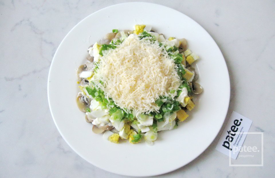 Салат с крабовыми палочками, маринованными грибами и сыром - Шаг 11