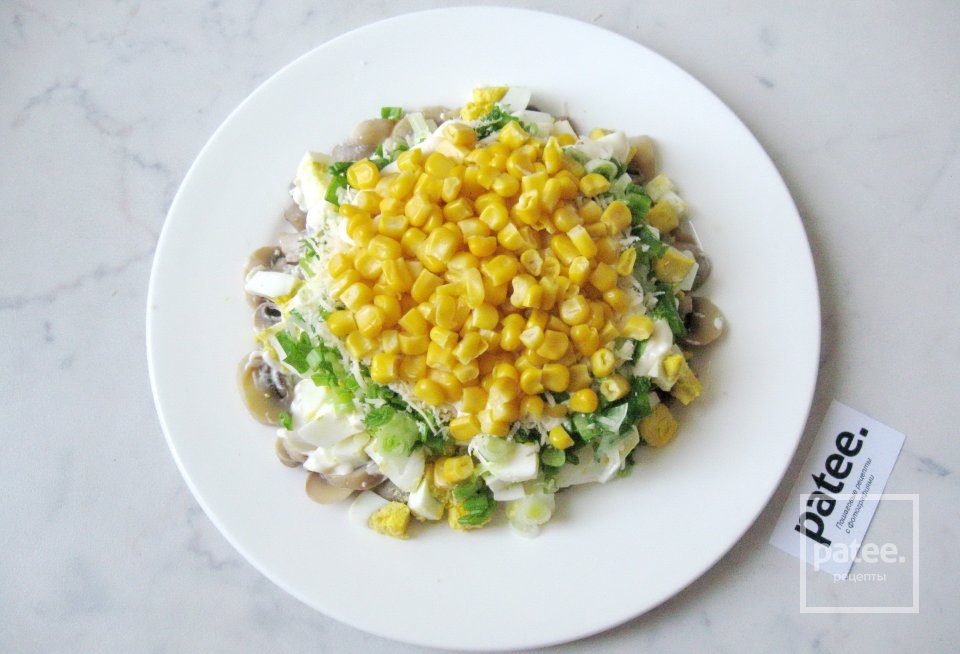 Салат с крабовыми палочками, маринованными грибами и сыром - Шаг 12