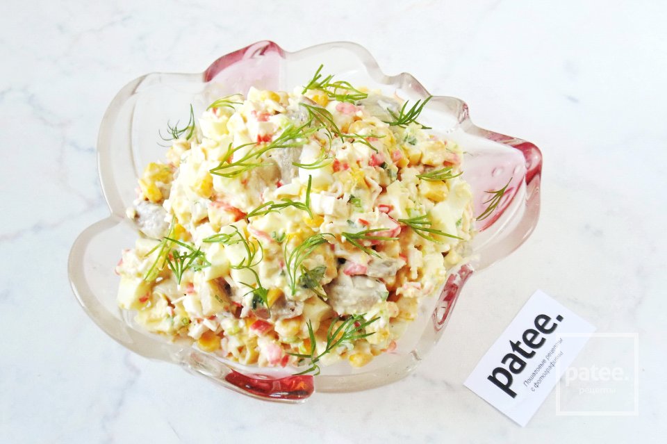 Салат с крабовыми палочками, маринованными грибами и сыром - Шаг 14