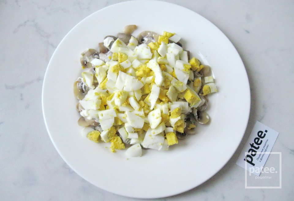 Салат с крабовыми палочками, маринованными грибами и сыром - Шаг 9