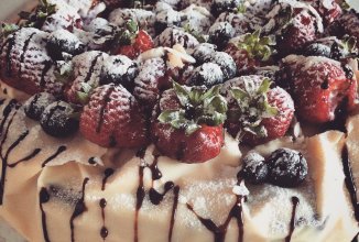 Торт с белым шоколадом и ягодами