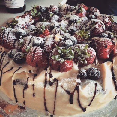 Торт с белым шоколадом и ягодами