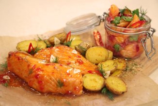  Лосось с печеным картофелем и сальсой из мандаринов