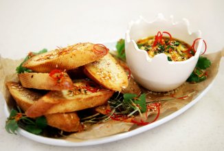 Хумус из чечевицы с гренками и мандариновым соусом