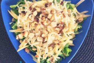 Легкий салат с фундуком